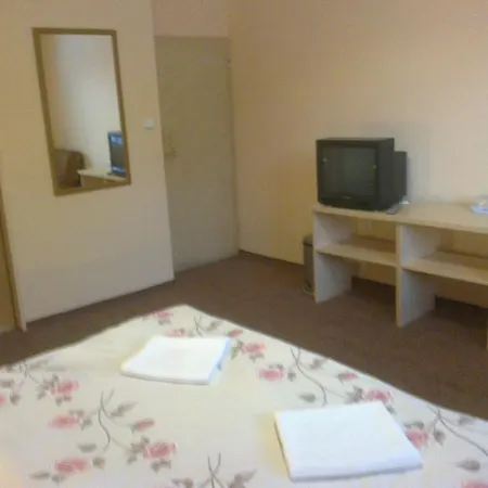 Iris Penzión pre hostí